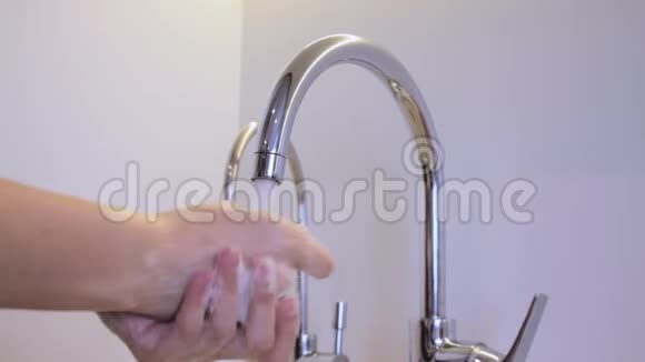 洗手的女孩冠状病毒大流行预防用肥皂温水洗手手指勤洗视频的预览图