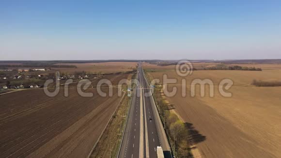 沿着田野欣赏美丽的高速公路视频的预览图