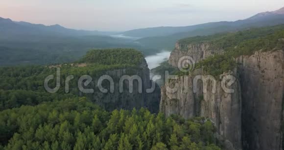 峡谷内有一条河流环绕着森林俯瞰山谷视频的预览图