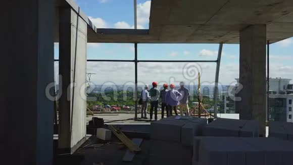 施工现场施工人员群后视距建筑对象工程师讨论工程方案视频的预览图