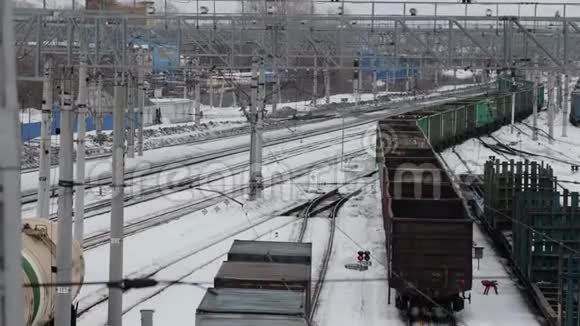 货运列车在一个大型火车站操纵视频的预览图