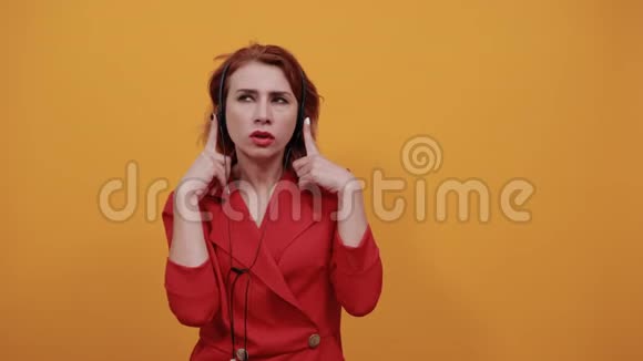 失望的女士戴着漂亮的耳机手指着它听着音乐视频的预览图