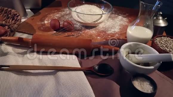 烹饪餐桌家庭主妇面粉面团谷物擀面杖视频的预览图