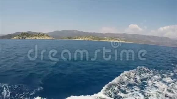 从船的右舷可以看到地球的海岸视频的预览图