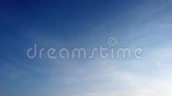 时间流逝的蓝天和轻盈的羽毛云漂浮视频的预览图