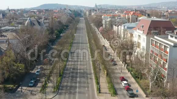 匈牙利布达佩斯的空旅游目的地安德拉什大街通常是满的现在是荒芜的视频的预览图