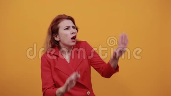 害怕的白种人年轻女士穿着时尚的红色夹克躲过一拳畏缩着视频的预览图