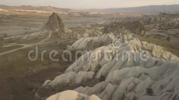 土耳其Cappadocia4k美丽的尘土飞扬的岩石地形的空中镜头视频的预览图