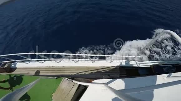 海浪在船舷下形成泡沫视频的预览图
