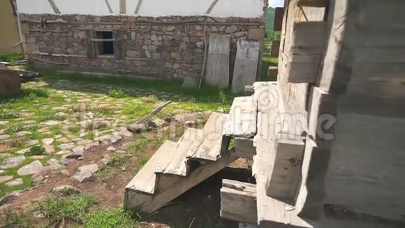 有石头和木墙的村屋视频的预览图