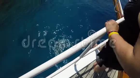 女孩紧紧抓住游艇甲板上的栏杆欣赏大海视频的预览图