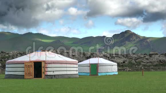 蒙古草原蒙古包营地小村庄视频的预览图