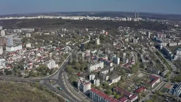 白天对摩尔多瓦基希讷乌的里斯卡尼地区进行空中射击视频的预览图