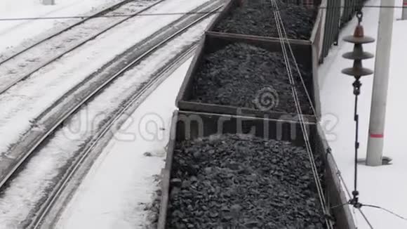 货运火车运送煤炭满载矿物的货车视频的预览图