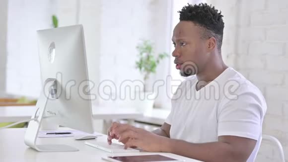 患有颈部疼痛的非洲男性视频的预览图