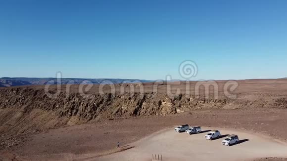 四辆越野车停在纳米比亚鱼河峡谷的一个大悬崖上视频的预览图