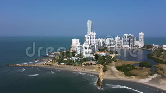 在拉丁美洲度假在城市的一个现代旅游区鸟瞰加勒比海岸视频的预览图