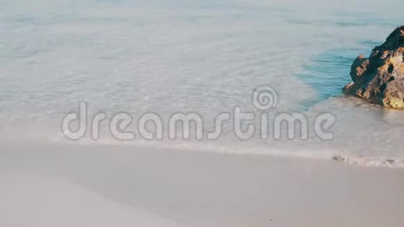 巴利阿里岛福尔门特拉透明海滩波视频的预览图
