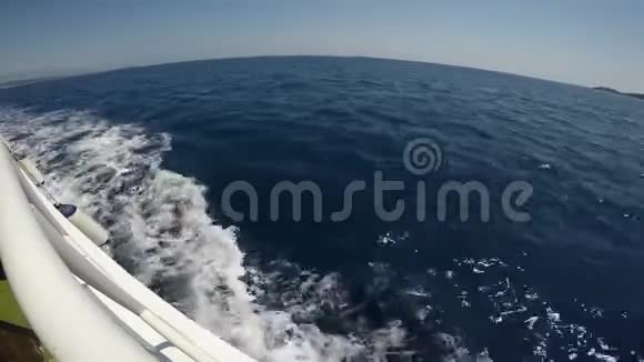 一艘海船以海浪的速度穿过蓝色的海洋视频的预览图