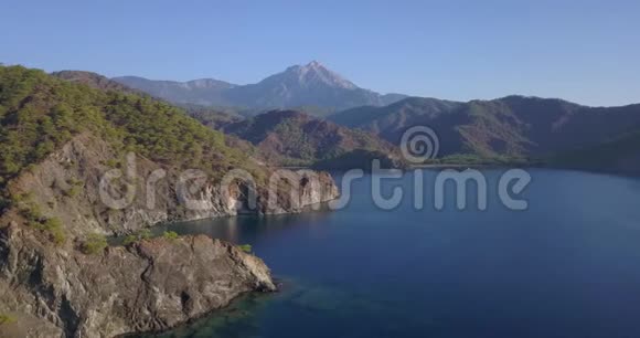 蓝天上的空中景色沿岸有高高的悬崖和山脉4k视频的预览图