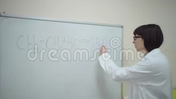 穿实验服的女孩在黑板上写下葡萄糖合成乙醇的公式视频的预览图