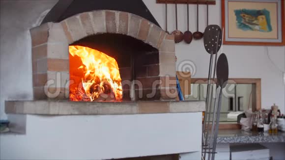 刚烤好的柴火正在燃烧就像在披萨炉里一样把比萨饼放在烧木头的比萨饼烤箱里用视频的预览图