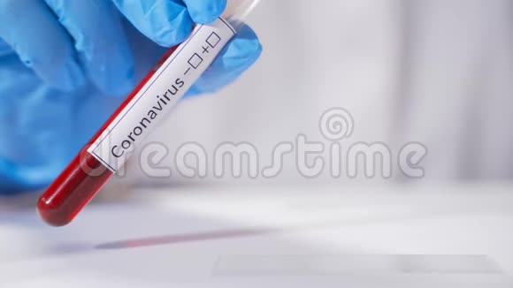 血液分析一名医生将血液从标记为2019nCOV冠状病毒的试管中滴在显微镜玻片上这就是视频的预览图