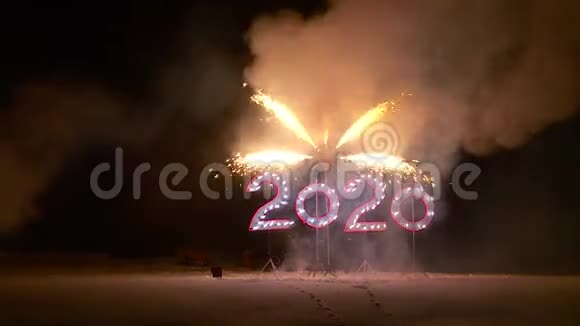 美丽的新年烟花在夜空的背景下2020年视频的预览图