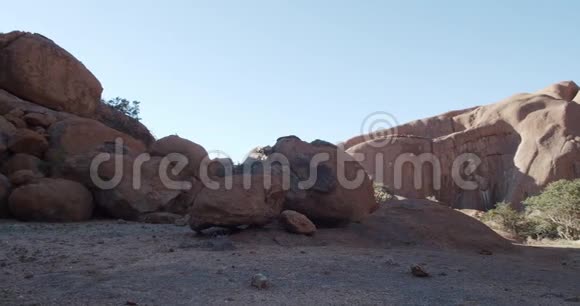 纳米比亚Erongo沙漠地区美丽的岩石山脉阳光明媚4k视频的预览图