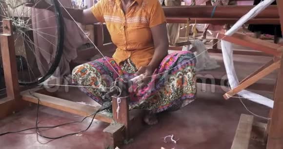 一个老女人用旧纺车把羊毛变成纱线视频的预览图