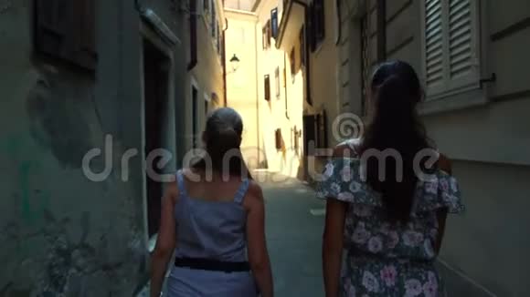 女孩走在狭窄的街道上建筑建筑视频的预览图
