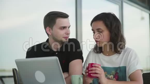 咖啡馆里有平板电脑的年轻学生视频的预览图