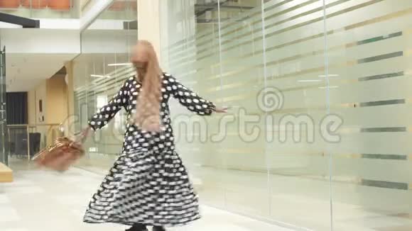 年轻的穆斯林商界女性穿着传统服装匆忙赶往机场视频的预览图
