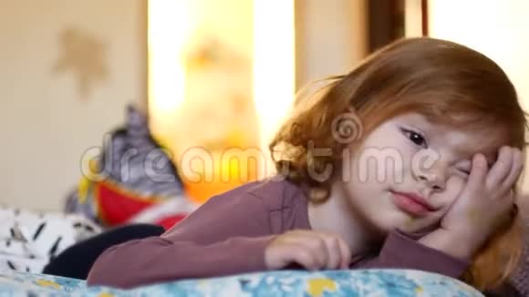 小困女孩孩子躺在床上挣扎着睡觉视频的预览图