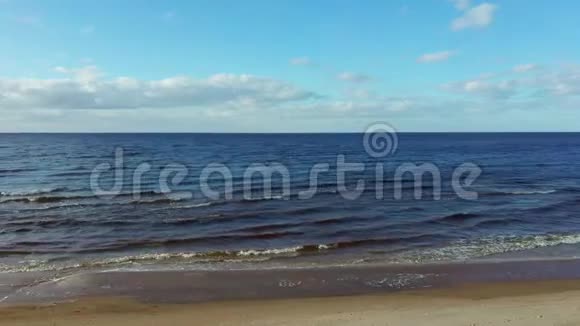 波罗的海造价线的空中回旋射击从上面可以看到波浪视频的预览图