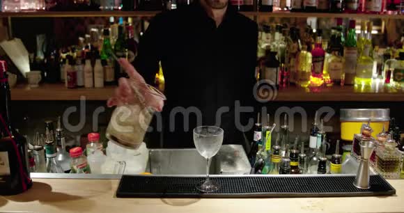 两杯大杯和近杯酒酒保正在供应鸡尾酒视频的预览图