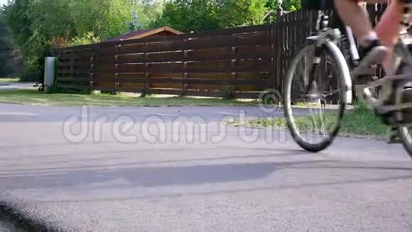 一家人骑着山地自行车穿过森林循环视频的预览图