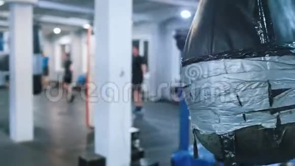 一个武术训练的体育馆挂着一个拳击袋视频的预览图
