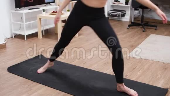 年轻的黑发女人在垫子上做瑜伽姿势视频的预览图