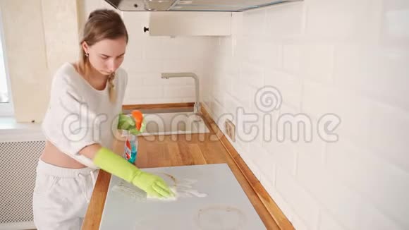 厨房用喷壶清洁卫生间视频的预览图