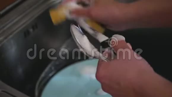 女人在厨房洗手池洗盘子在家做家务洗碗慢动作静态相机视频的预览图