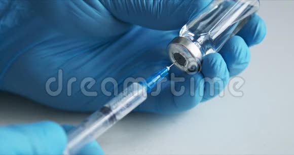 医生准备注射用疫苗视频的预览图
