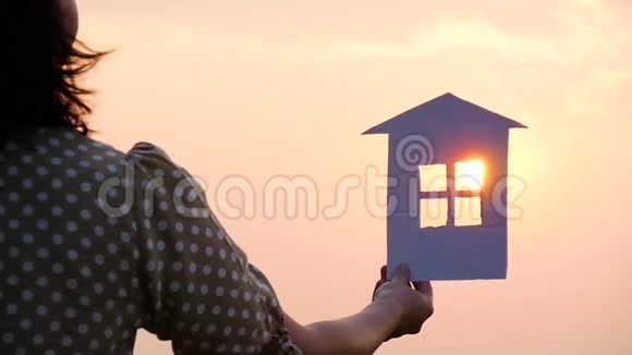 日落时纸屋的剪影阳光透过纸房的窗户建筑家庭视频的预览图