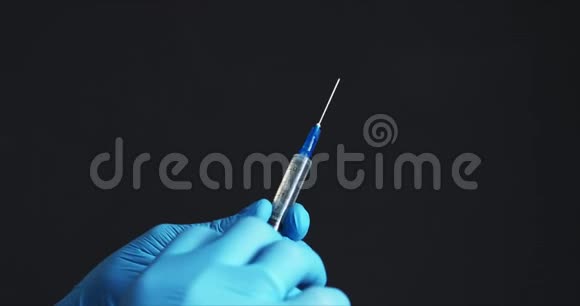 医生准备注射用疫苗视频的预览图