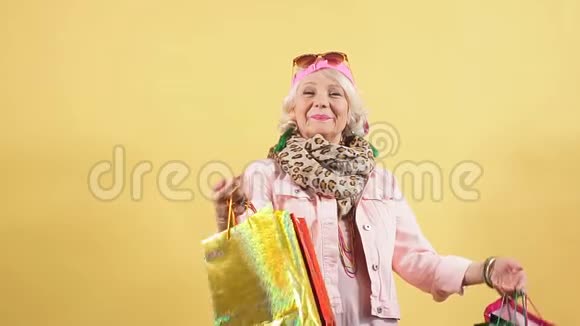 微笑时尚的老太太在购物奶奶喜欢购物日视频的预览图