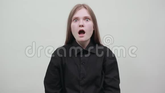 惊讶的白人年轻女子张开嘴把大拇指放在一边视频的预览图