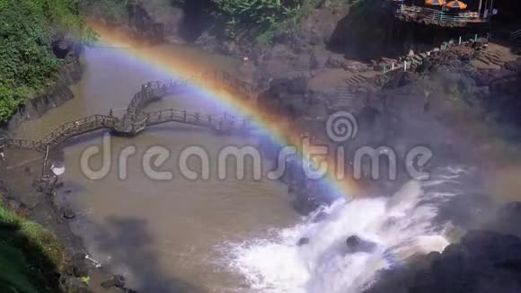 雄伟的瀑布涌入山谷视频的预览图
