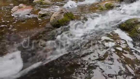摩丝岩瀑布的缓慢运动视频的预览图