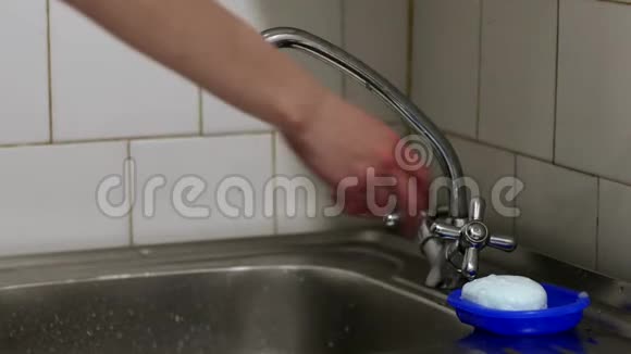 女孩或女人用肥皂洗手视频的预览图