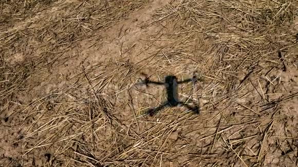 一架无人机从上面飞过一片明亮的田野投下一个无人机的影子视频的预览图